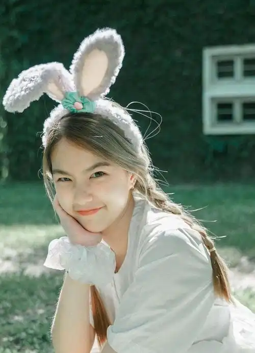 戴着兔耳朵的青春女生,甜美又俏皮的表情,显得活泼又可爱