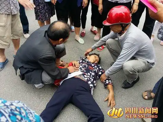 妇女遇车祸昏迷陌生女孩人工呼吸救人不留名