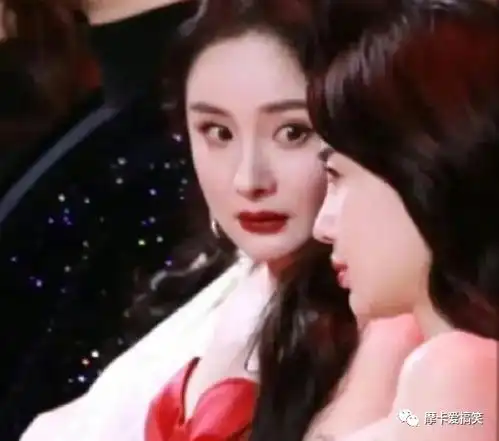 总算知道杨幂为何瞪大眼了,网友再曝猛料黄晓明曾枕李冰冰腿上