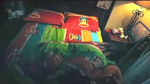 美女在游泳馆更衣间换衣服,突然听到诡异的声音,好奇害死猫啊