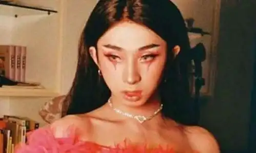 打开出柜伊能静儿子女装照片,妆容精致粉色蓬蓬裙
