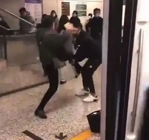 上海一男子殴打两女子被行拘女格斗运动员遭猥亵怕打残对方放弃反击,律师致对方轻伤不构成防卫过当