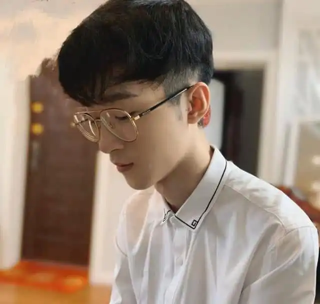 继战术指挥官,王小歪荣获钢枪之王的称号,直播时杀气若隐若现