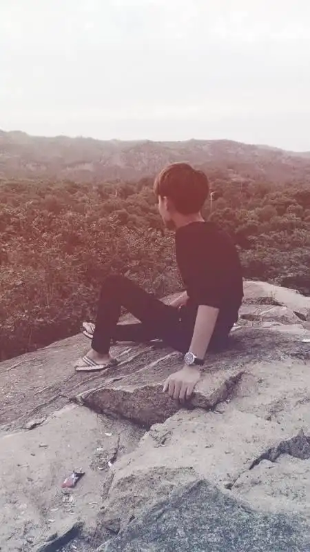 求一张男生图片黑白的,伤感失恋孤独的感觉,越多越好