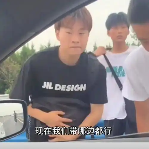 郑州3小伙被困高速面对好心司机满脸不屑,一句话后两眼放光
