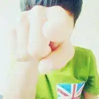 求绿色衣服手指前方遮住了脸情侣头像