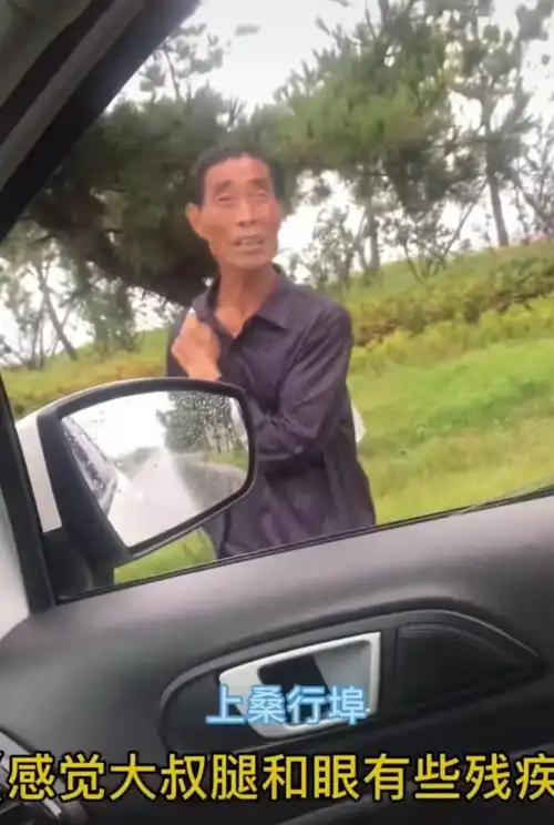 一场秋雨一场寒,下雨身冷心却暖,威海热心小伙送淋雨老人回家