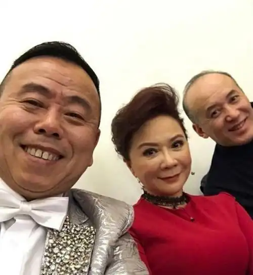 蔡明老师突发胆结石送医就诊,表情痛苦惹人心疼,随后发文一切安好