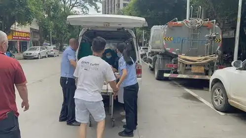 事发梧州钱鉴路,一辆电动车驾驶员被撞后倒地不起,表情十分痛苦..