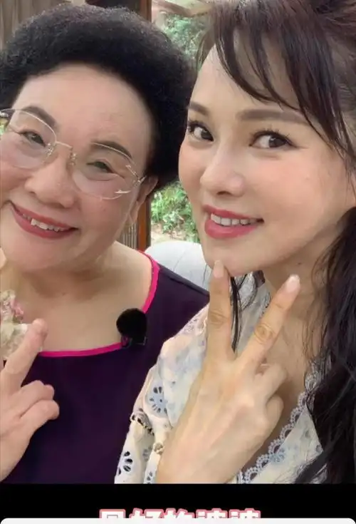 伊能静感恩节晒一家人照片,和秦昊甜蜜幸福,俩孩子长得都不像她
