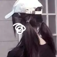 戴帽子玩手机的女生头像更是喜欢她的手机壳