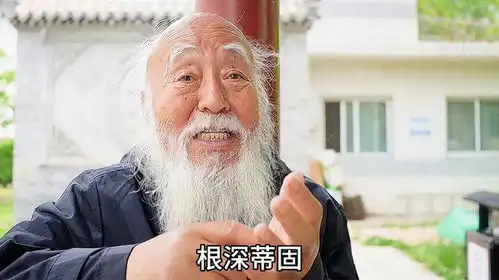看到86岁老奶奶管年轻警察叫叔叔,北京天坛大爷说出心里话