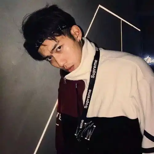 潮流帅气的气质男生头像超酷个性部位男生头像