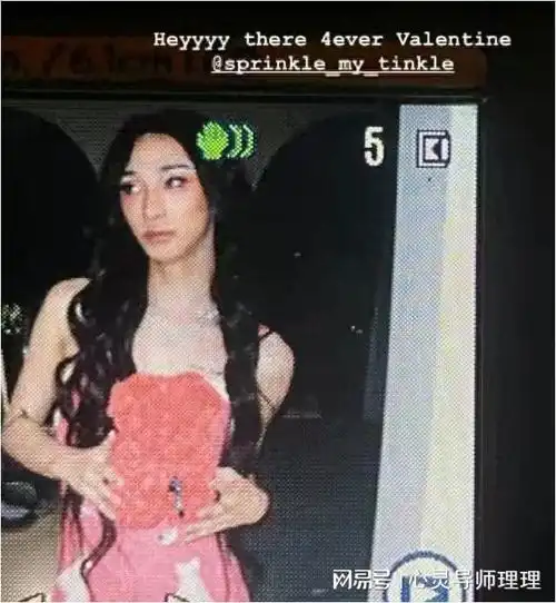 伊能静儿子再穿女装,穿粉色短裙,表情淡定,网友太不像话哈利庾澄庆网易订阅