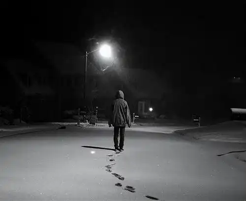 孤独头像黑白背影男生天
