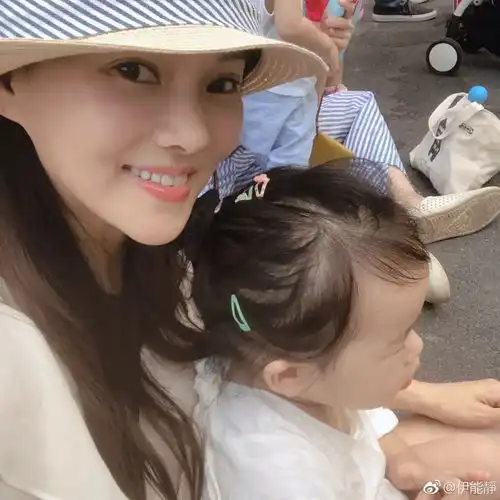 伊能静在飞机上也不忘精致护理,化妆包里全是真女明星在用的护肤品