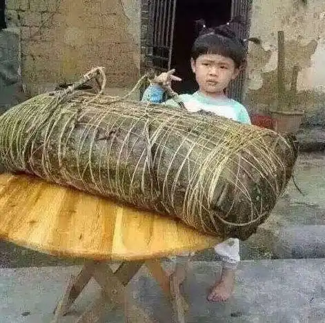 搞笑gif趣图美女非要皮,这样挤着喝牛奶,现在开心了吧