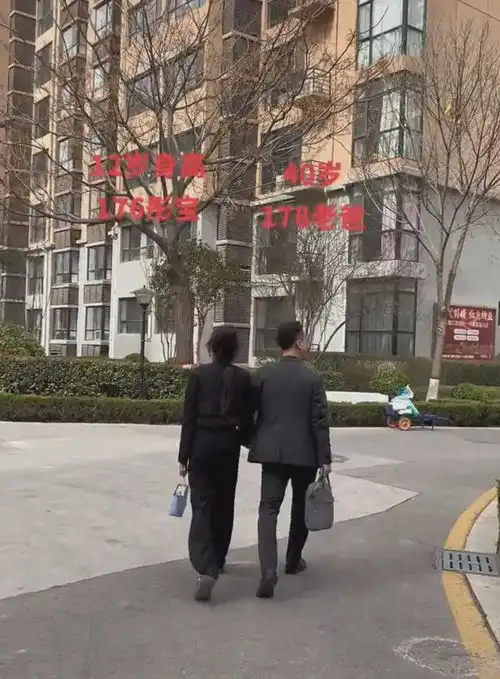 40岁的爸爸牵着12岁的女儿,爸爸178,女儿176,妈妈老母亲羡慕