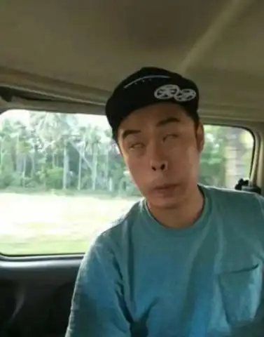 ab翻白眼跟闹鬼似的,眼白都抽过去了,何炅双眼皮翻不见才亏大了