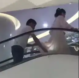 安徽一男子电梯上把手机伸进女子长裙里当场被抓视频