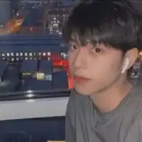 成熟一点的男生头像真人比较成熟一点的熟男头像