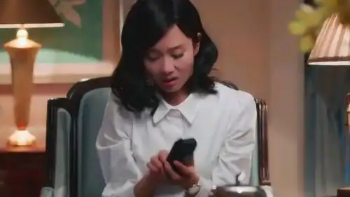 爸爸娶了新媳妇,小女孩躲在衣柜里抱着妈妈的照片痛哭,太心疼了
