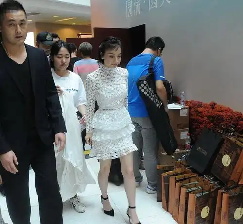 吴昕穿白裙踩高跟鞋出席活动变小公举,但下台阶时的表情却亮瞎了