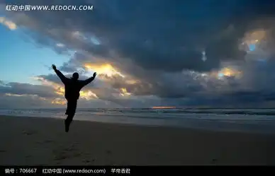 黄昏下在海边沙滩上跳跃的男士剪影图片免费下载红动网