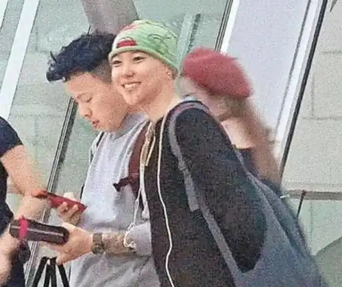 王菲家好事近窦靖童与神秘男士笑容满面逛街,两人好似小情侣