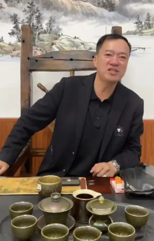 网红夹包哥被杀害,疑原因曝光破坏别人家庭,被女方老公捅死