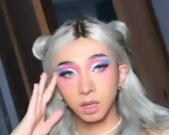 伊能静儿子也玩女装粉蓝色眼妆配假发,网友直呼美过妈妈