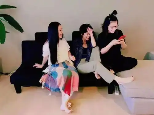 杨幂郭采洁微博互晒苦笑丑照花样互怼谁更丑