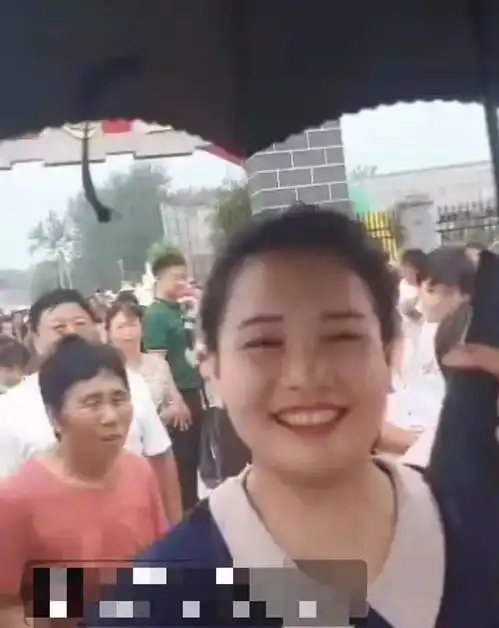 袁庆来大衣哥家乡广场上与大衣哥握手网友身边拍照大爷表情亮