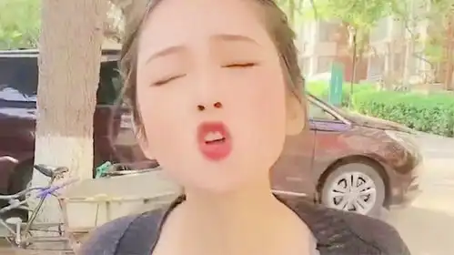 搞笑合集美女喘不上来气,急需小伙帮忙,现场教学人工呼吸自救