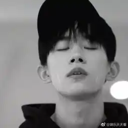 大汗淋漓的易烊千玺,舞台上的每一次表演都忘我到不顾伤痛