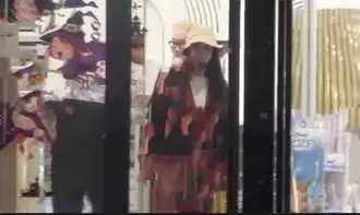伊能静素颜买菜,穿睡衣出门打扮随意,当中挖鼻孔女神形象崩塌