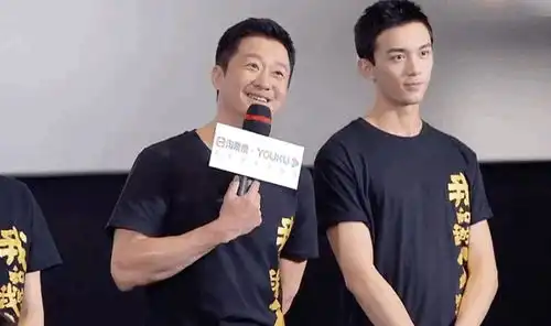 吴京让吴磊亲自己一口,吴磊的表情超可爱,吴所谓在线吃醋