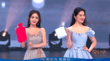微博之夜四美同台杨幂牵手遭刘亦菲拒绝后,忘记表情管理