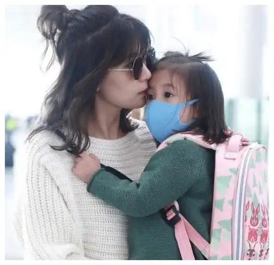 贾静雯带两女儿现身,不抱bo妞抱咘咘,黑网袜配拼接裙衣品下线
