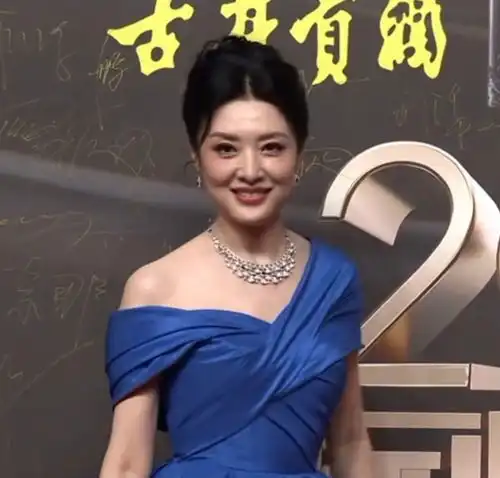 扣扣男生西装墨镜头像周