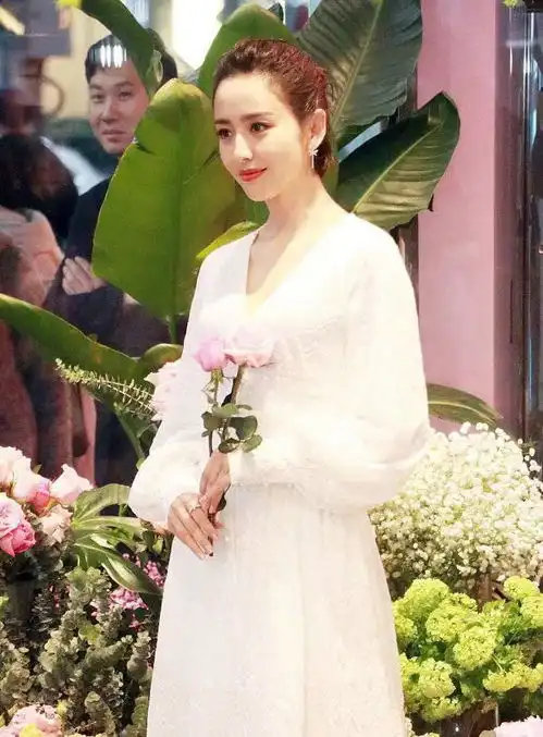 佟丽娅胖了有啥关系,一袭白裙出席活动,照样美成小仙女