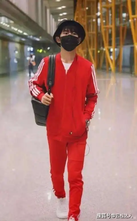 不要光盯着现男友看了,十八岁酷酷的千玺,穿衣风格也是超棒