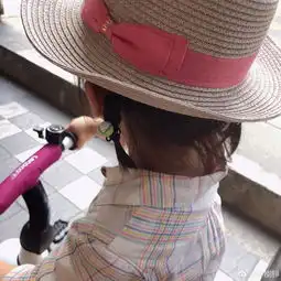 组图伊能静晒小米粒骑车萌照秦昊一旁小心呵护秒变女儿奴
