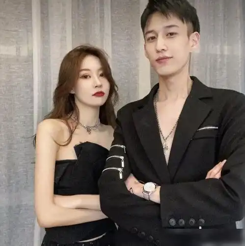 温婉和新男友张弛开始秀恩爱营业,镜头中依偎亲密,现性感帅气