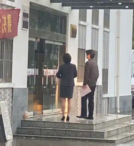 被刘昊然生图帅到了,穿西装客串县委大院,24岁出演少年胡歌