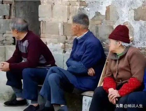 70岁的老人要准备好,从明年开始,老人或将面临两大现实问题