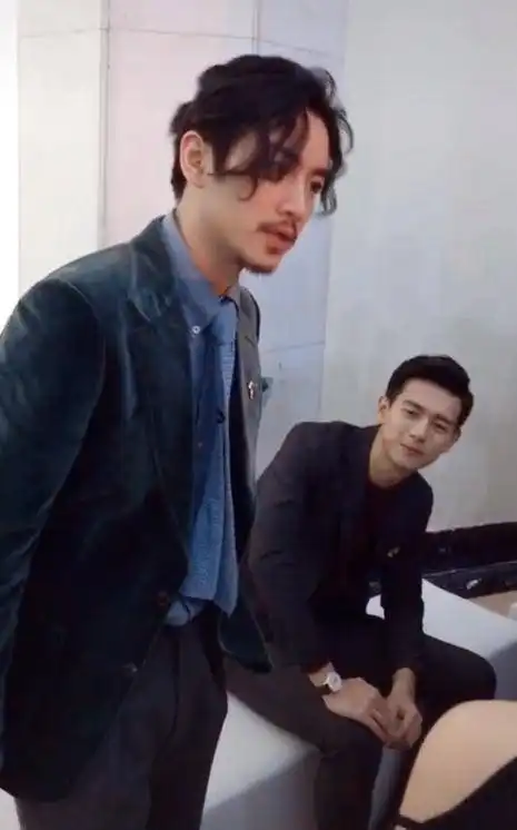陈晓出席活动,却被身后李现的表情抢镜,网友不太聪明的亚子