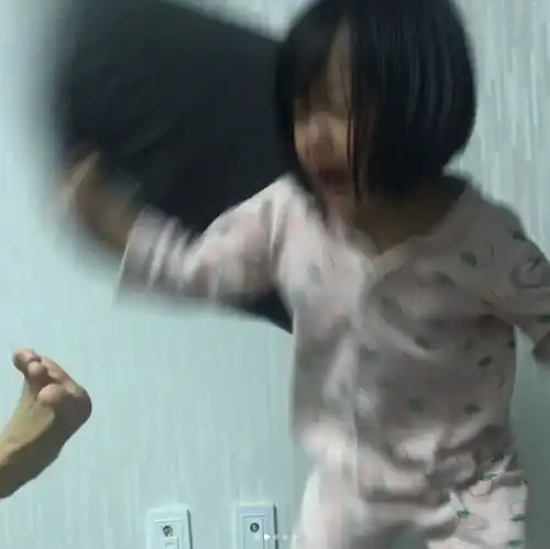 这个6岁姑娘萌坏了,没上过综艺却用表情包火爆了全球