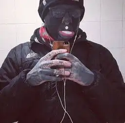 男子将全身染成黑色,眼睛舌头都染黑,因此找到女朋友