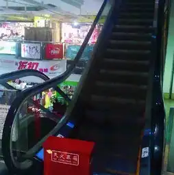 心痛一男婴商场坠亡,后面的小女孩合肥人搭扶梯千万不要做这10件事
